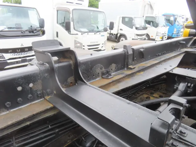 サブフレーム内側各所にサビが出ています。|日野 プロフィア QKG-FS1EWBAの写真15