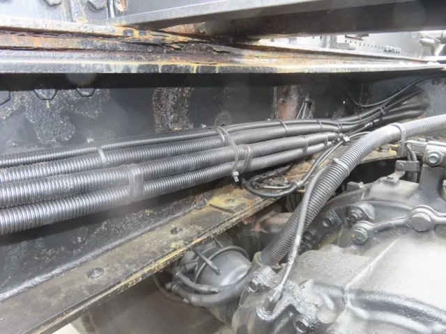 フレーム内側各所にサビが出ています。|日野 プロフィア QKG-FS1EWBAの写真16