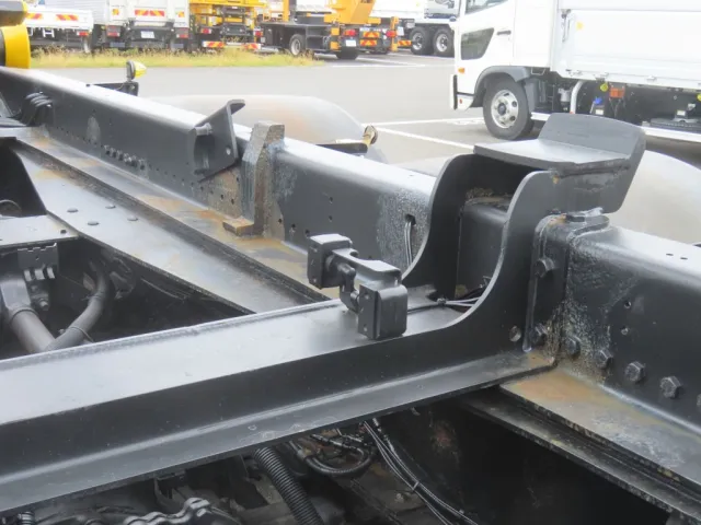 サブフレーム内側各所にサビが出ています。|日野 プロフィア QKG-FS1EWBAの写真17