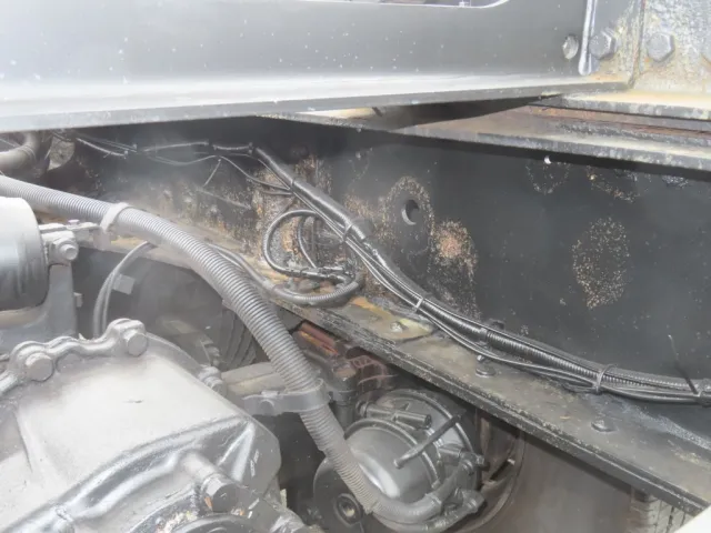 サブフレーム内側各所にサビが出ています。|日野 プロフィア QKG-FS1EWBAの写真18