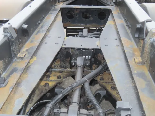 クロスメンバー各所にサビが出ています。|日野 プロフィア QKG-FS1EWBAの写真19