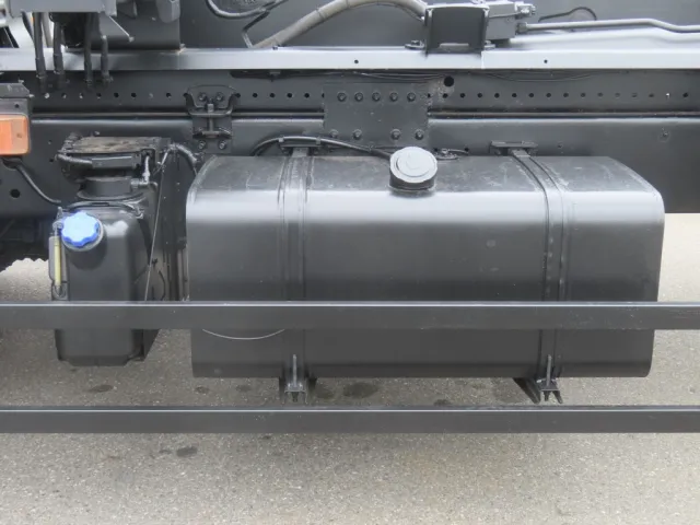 燃料タンクは300Lです。|日野 プロフィア QKG-FS1EWBAの写真21