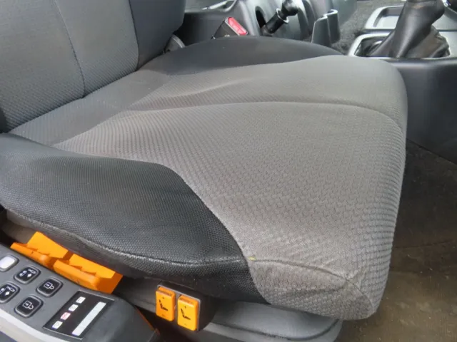 運転席座面の状態です。|日野 プロフィア QKG-FS1EWBAの写真33