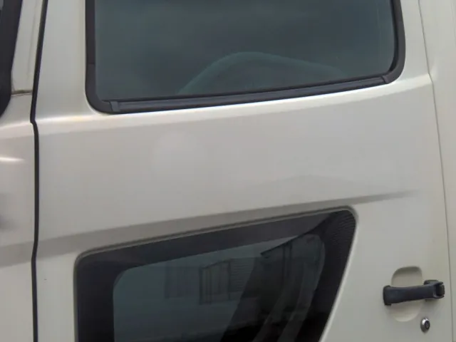 助手席ドアに看板日焼け跡があります。|日野 プロフィア QKG-FS1EWBAの写真35