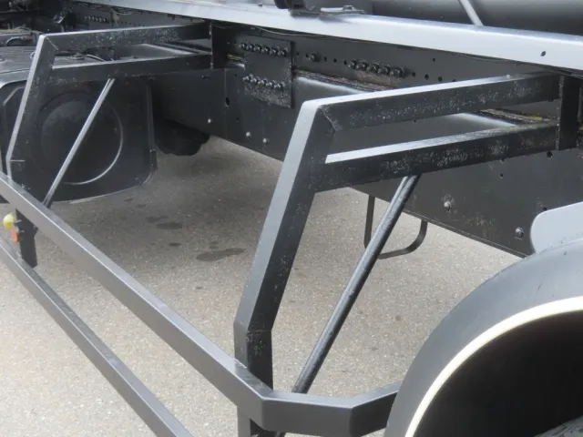 サイドバンパーステーにサビがあります。|日野 プロフィア QKG-FS1EWBAの写真43