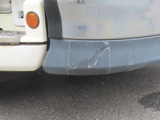 フロントバンパー下部に割れ補修箇所があります。|日野 プロフィア QKG-FS1EWBAの写真45
