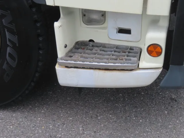 運転席側ステップ下カバー部が補修されています。|日野 プロフィア QKG-FS1EWBAの写真46