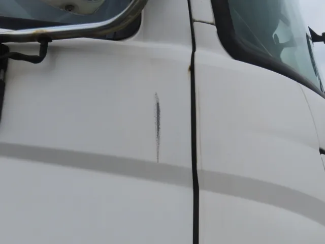 運転席ドア前側に接触痕が残っています。|日野 プロフィア QKG-FS1EWBAの写真47