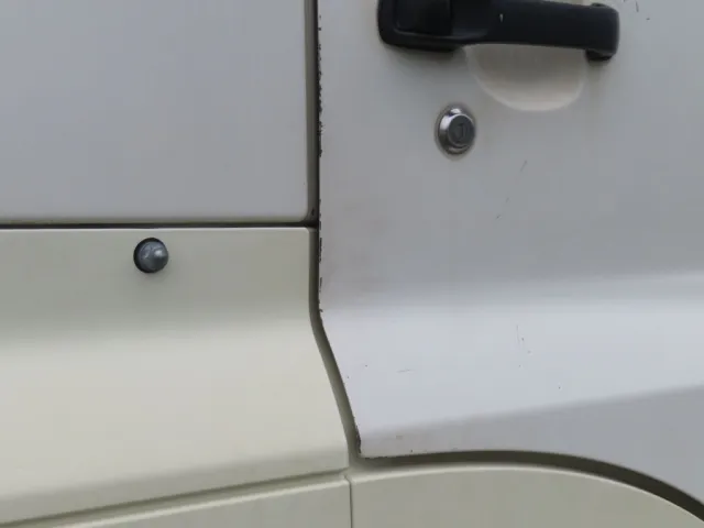 運転席ドア後端に細かいキズがあります。|日野 プロフィア QKG-FS1EWBAの写真48