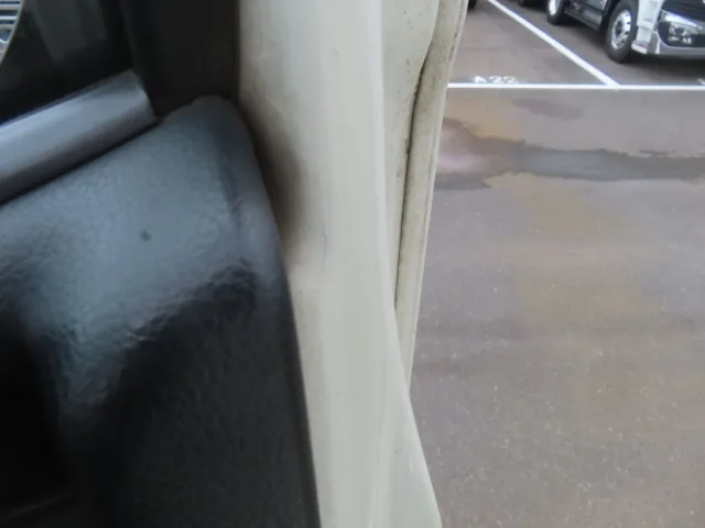 運転席ドア内側のパネルにヒビが入っています。|日野 プロフィア QKG-FS1EWBAの写真49