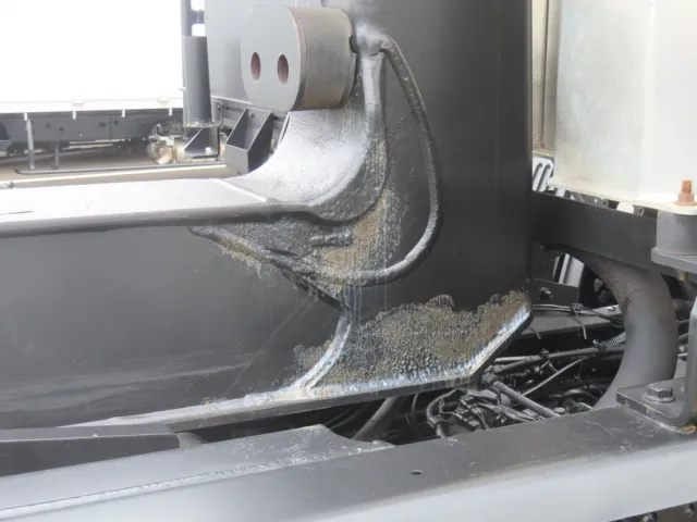 アーム側面にサビがあります。|日野 プロフィア QKG-FS1EWBAの写真50