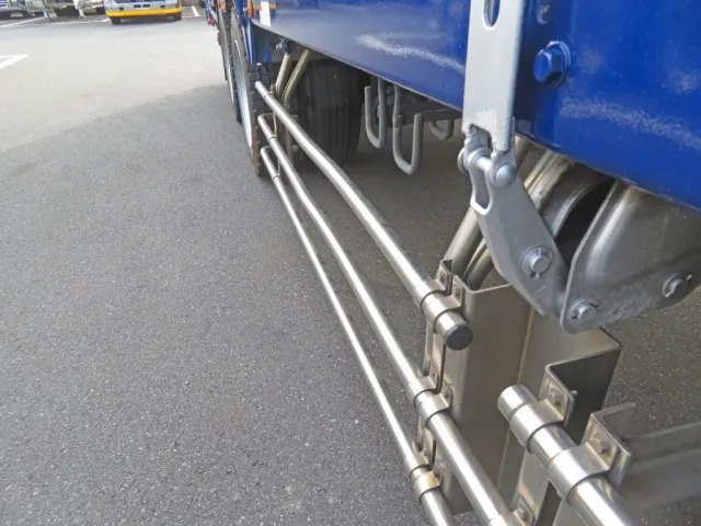 サイドバンパーに曲がりがあります。|トレクス  PLB24103の写真38