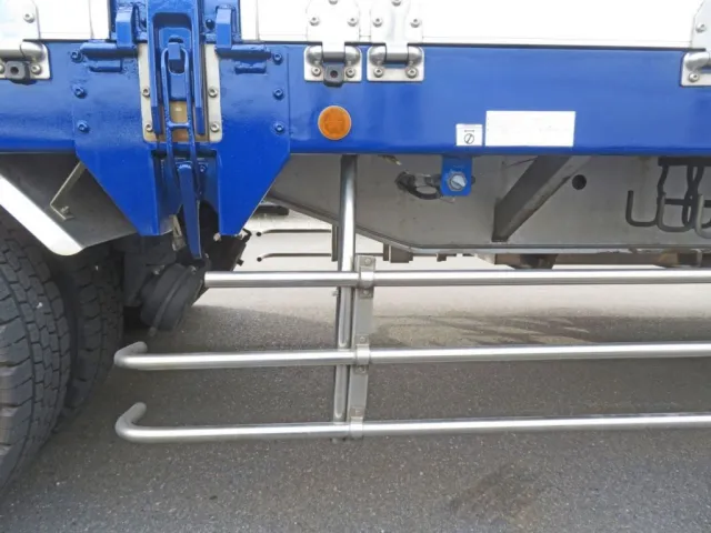 サイドバンパーが全体的に後方に押されています。|トレクス  PLB24103の写真39