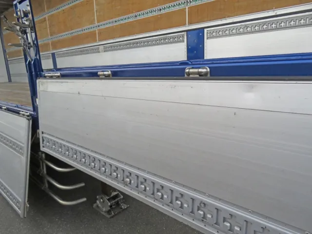 あおり内側に細かいキズ・軽いヘコミががあります。（前方側）|トレクス  PLB24103の写真42