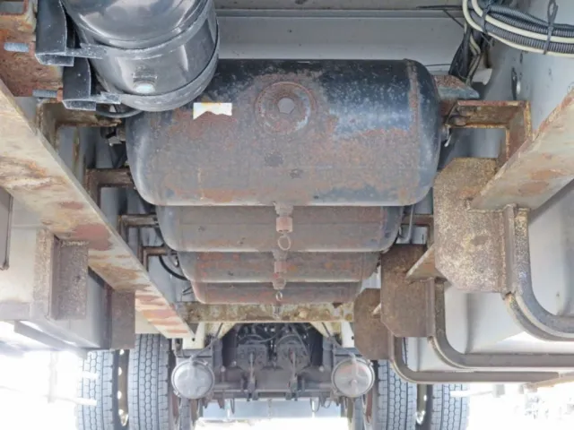 シャーシ下部・エアータンク周りにサビがあります。|トレクス  PLB24103の写真44