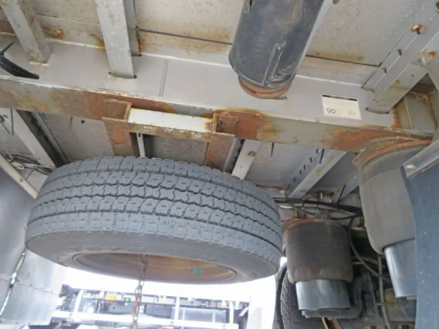 スペアタイヤ・シャーシ後方下部周りにサビがあります。|トレクス  PLB24103の写真47