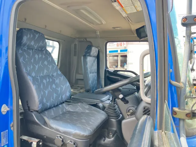 乗車定員は2名です。運転席にヘタリがあります|日野 レンジャー TKG-FD9JGAA(2WD)の写真6