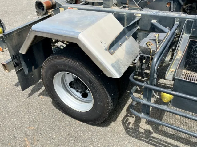 リヤフェンダーはステンレス製です。|日野 レンジャー TKG-FD9JGAA(2WD)の写真11