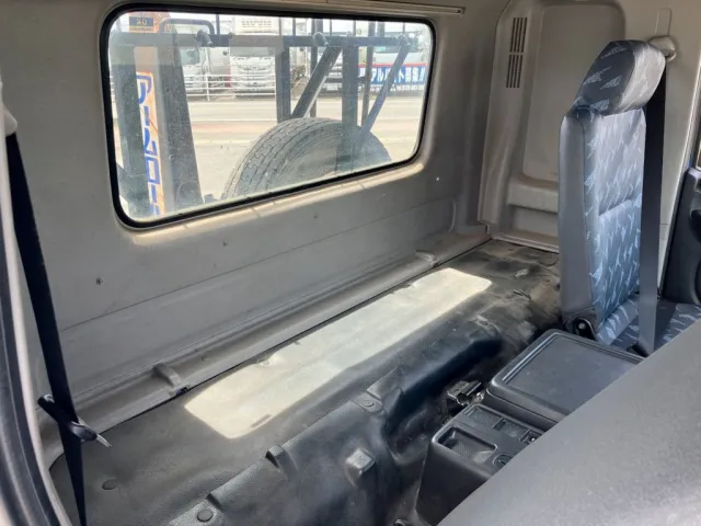 キャブベット周りの状態です。ベットマットが欠品しています|日野 レンジャー TKG-FD9JGAA(2WD)の写真21