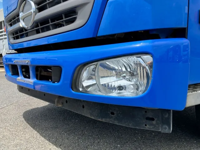 フロントバンパーに飛び石キズがあります。左ヘッドランプレンズに擦れがあります|日野 レンジャー TKG-FD9JGAA(2WD)の写真29