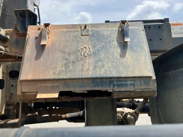 工具箱底に腐食穴があります。|日野 レンジャー TKG-FD9JGAA(2WD)の写真40