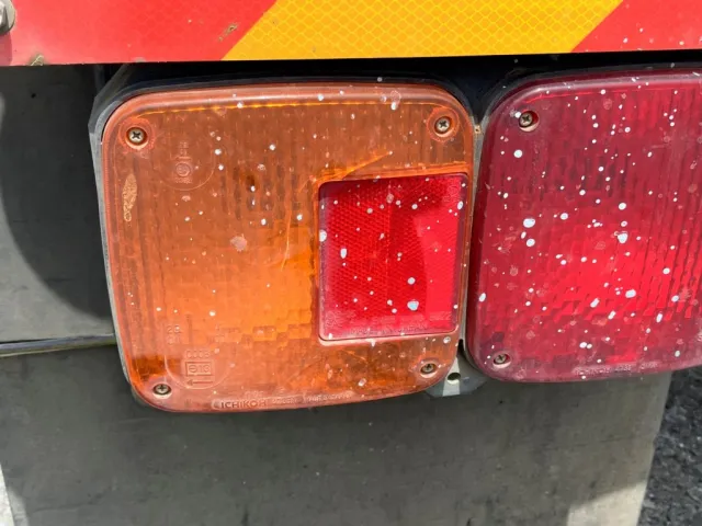 助手席側ウインカーレンズにヒビ・ペンキ飛びがあります。|日野 レンジャー TKG-FD9JGAA(2WD)の写真47