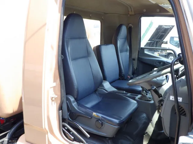 乗車定員は３名です。|三菱 ファイター TKG-FK71F(2WD)の写真6