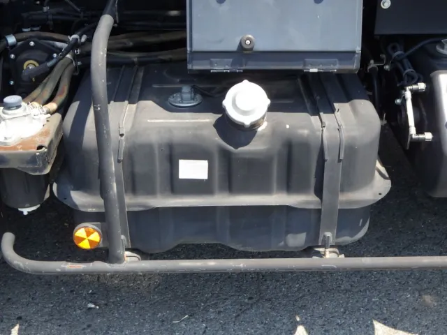 燃料タンクは１００Lです。|三菱 ファイター TKG-FK71F(2WD)の写真17