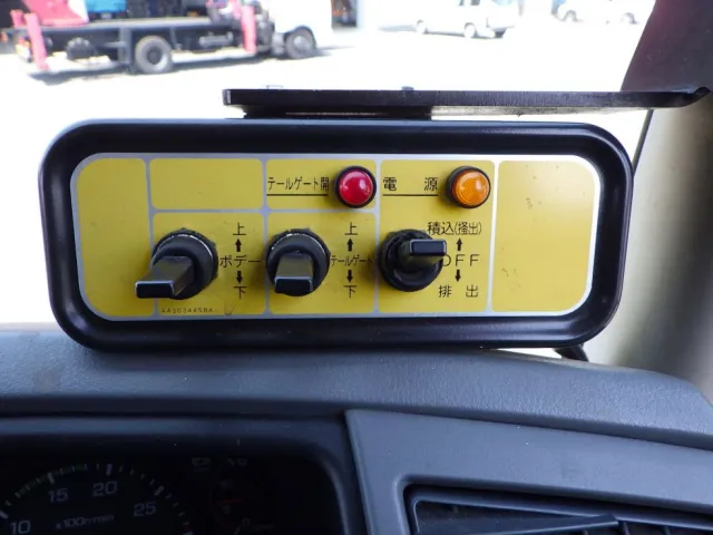上物の操作スイッチです。|三菱 ファイター TKG-FK71F(2WD)の写真18