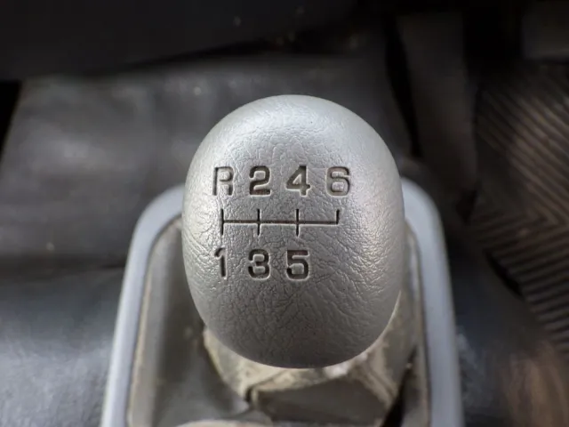 MT６速です。|三菱 ファイター TKG-FK71F(2WD)の写真19