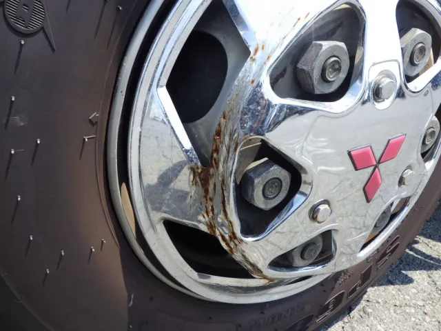 助手席側前輪ホイールカバーにキズ・サビ・ヘコミがあります。|三菱 ファイター TKG-FK71F(2WD)の写真30