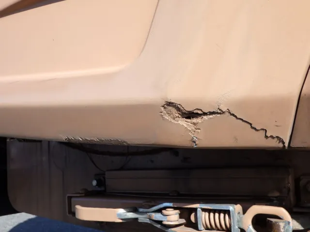 運転席側ホッパーカバー下側に割れがあります。|三菱 ファイター TKG-FK71F(2WD)の写真34