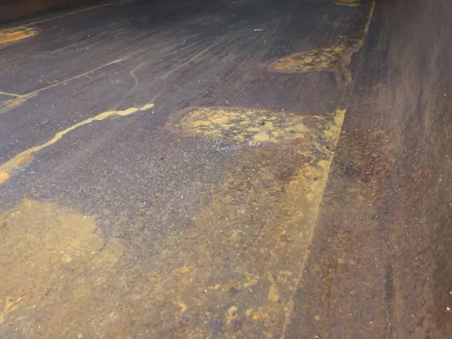 床鉄板にキズ・サビ・ヘコミがあります。|三菱 ファイター TKG-FK71F(2WD)の写真39