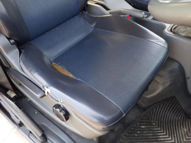 運転席座面にヘタリ・破れがあります。|三菱 ファイター TKG-FK71F(2WD)の写真43