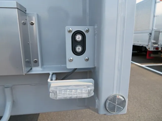 ウイング開閉スイッチが前方にも付いています。|トレクス  PFB34118の写真18