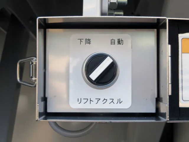 リフトアクスルの切り替えスイッチです。|トレクス  PFB34118の写真22