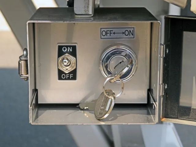 ウイング開閉のメインスイッチです。|トレクス  PFB34118の写真26