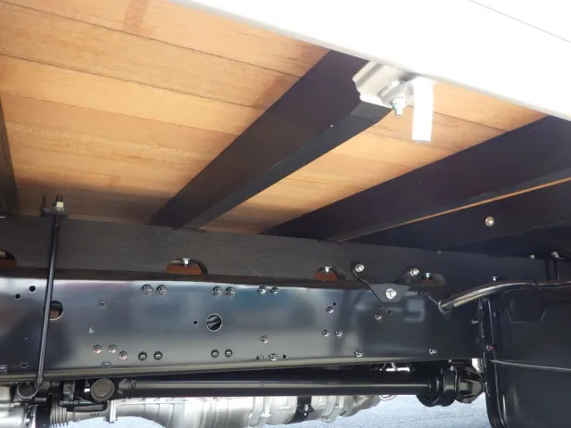 シャーシとネタの状態です。（ネタは鉄製です）|三菱 ファイター 2KG-FK65F(2WD)の写真7