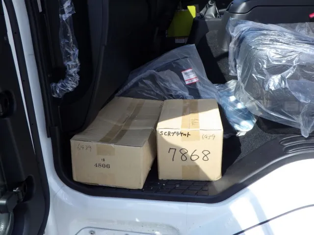キャブ内に付属品が積んであります。|三菱 ファイター 2KG-FK65F(2WD)の写真18