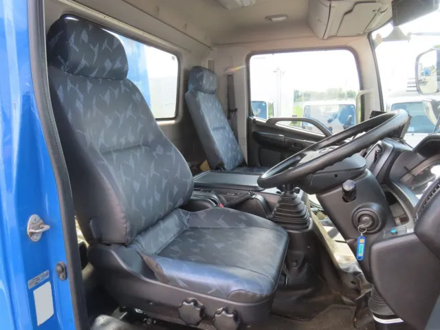 運転席座面にヘタリ・破れがあります。|日野 レンジャー QKG-FJ7JGAAの写真6