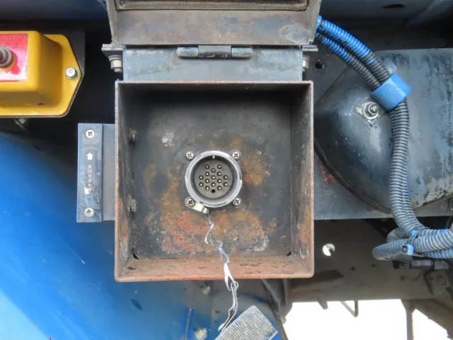 コネクタ付きです。（使用用途不明）|日野 レンジャー QKG-FJ7JGAAの写真15