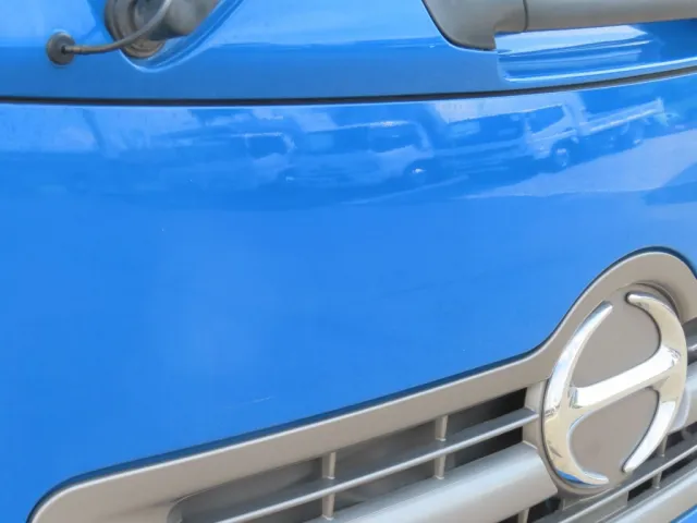 フロントパネルに看板日焼け跡があります。|日野 レンジャー QKG-FJ7JGAAの写真17