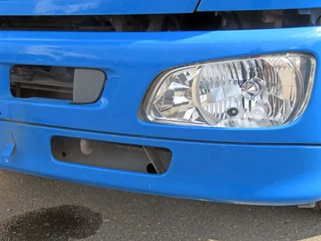 フロントバンパー各所に細かいキズがあります。|日野 レンジャー QKG-FJ7JGAAの写真18