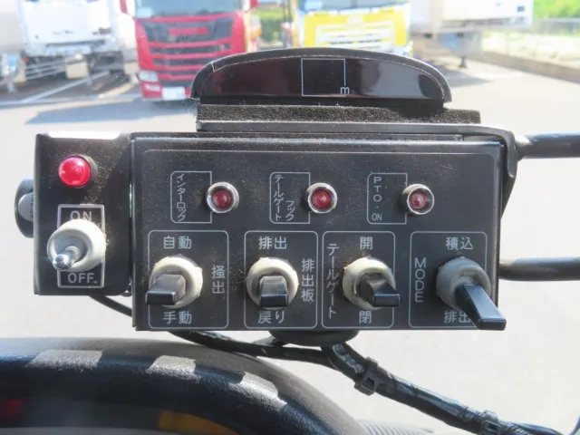 上物の操作スイッチです。|日野 レンジャー QKG-FJ7JGAAの写真23