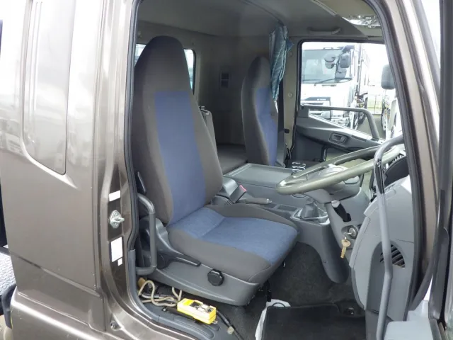 乗車定員は2名です。|三菱 ファイター TKG-FK61F(2WD)の写真6