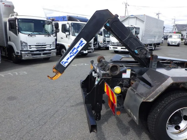 リヤジャッキは手動式です。|三菱 ファイター TKG-FK61F(2WD)の写真9