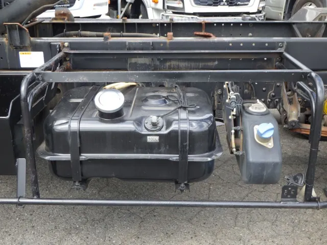 燃料タンクは100Lです。|三菱 ファイター TKG-FK61F(2WD)の写真14