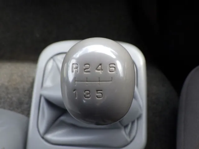 MT6速です。|三菱 ファイター TKG-FK61F(2WD)の写真17