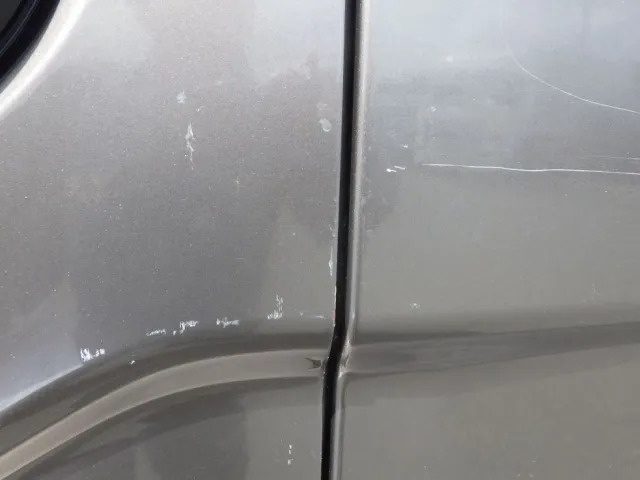 助手席側ドア・クウォーターパネルにキズがあります。(運転席側にもあります)|三菱 ファイター TKG-FK61F(2WD)の写真20