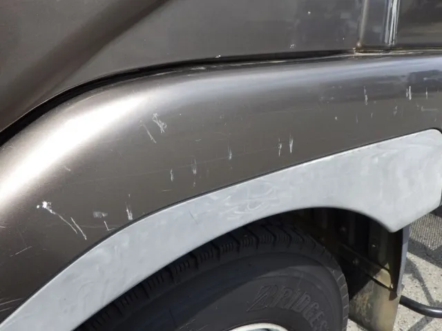 助手席側フェンダーにキズがあります。(運転席側にもあります)|三菱 ファイター TKG-FK61F(2WD)の写真22